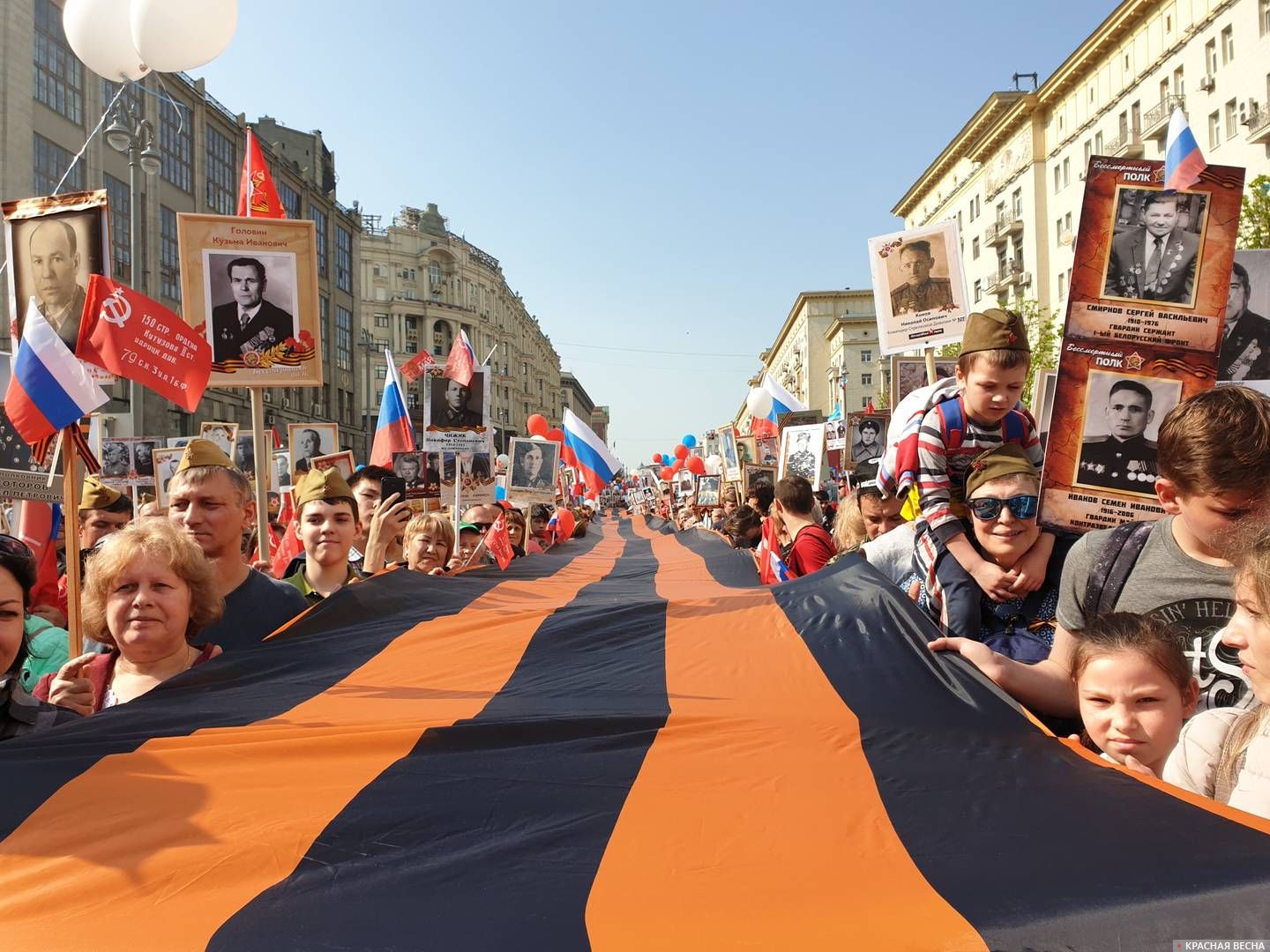 Георгиевская лента на «Бессмертном полку» в Москве (архив)