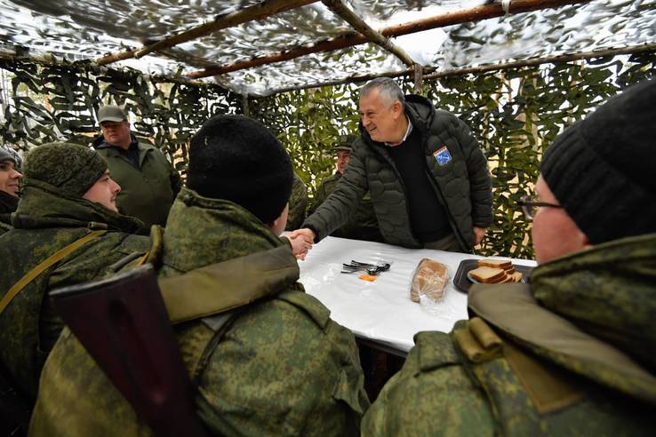 Артиллерийские подразделения и связисты показали губернатору Ленинградской области Александру Дрозденко быт и боевую подготовку в Луге